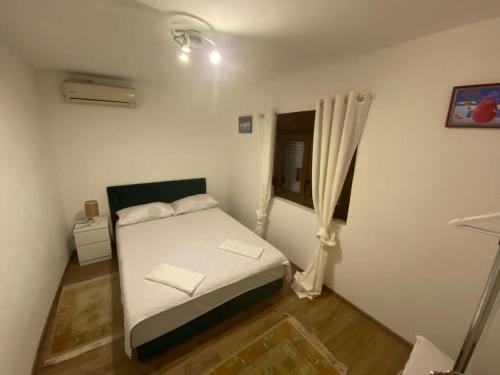 מיטה או מיטות בחדר ב-Predivna kuća na Dunavu