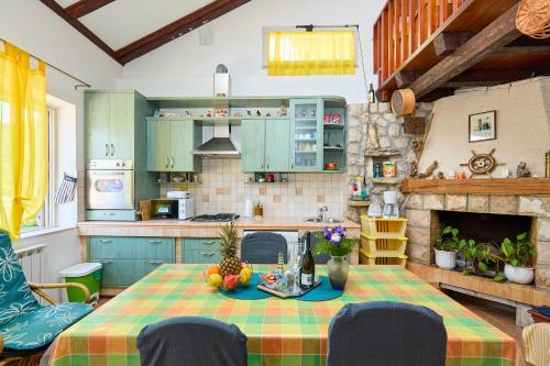 Η κουζίνα ή μικρή κουζίνα στο Island Getaway apartments Mljet