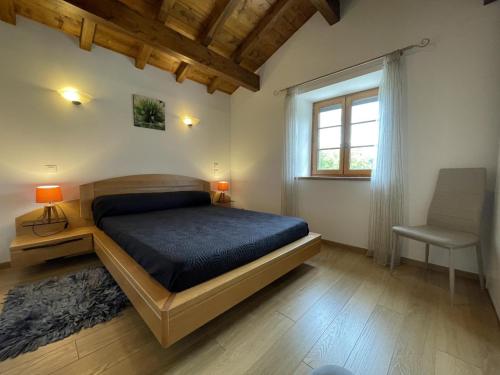 ein Schlafzimmer mit einem Bett, einem Stuhl und einem Fenster in der Unterkunft Etxe ondoa in Ascarat