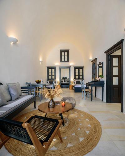 a living room with a couch and a table at Firalia, Casa in Rock Suites in Fira
