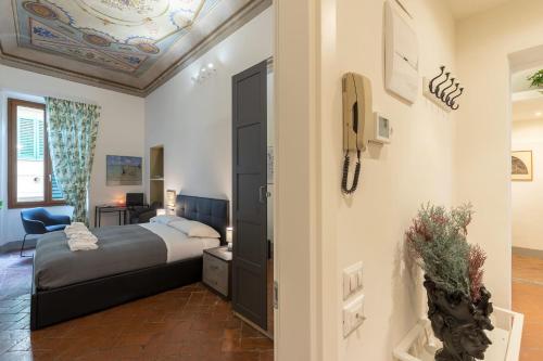 - une chambre avec un lit et une chambre avec une télévision dans l'établissement PITTI Suite, à Florence