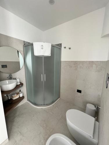 a bathroom with a shower and a toilet and a sink at La Casa Di Chloe in Syracuse