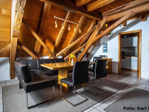 シルタッハにあるFerienhof Kienbronnerhofの木製の天井のダイニングルーム(椅子付)