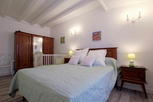 a bedroom with a bed with white sheets and pillows at Maison etxebarnia cote in Mendive