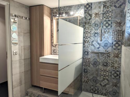 ein Bad mit einem Kühlschrank und einer Dusche in der Unterkunft Le Pharo in Martigues