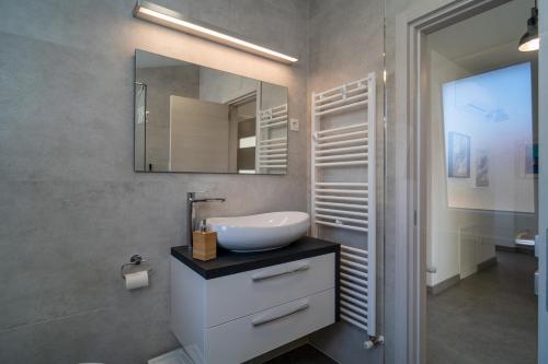 bagno con lavandino e specchio di Villa ANNA-LENA with pool close to sandy beach a Garica