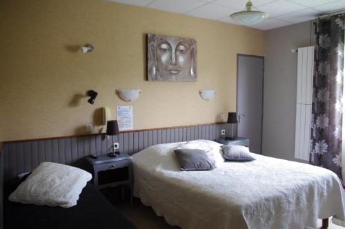 Cama o camas de una habitación en Hôtel Restaurant Mas Le Châtelet
