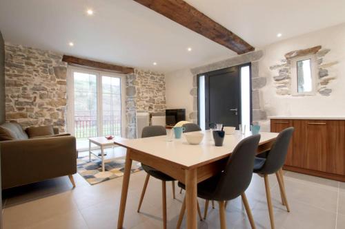 Il dispose d'une cuisine et d'un salon avec une table et des chaises en bois. dans l'établissement Elizetxekoborda, à Ainhice-Mongelos