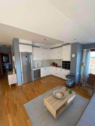 een woonkamer met een tafel en een keuken bij 365 Urban Suite in Heraklion