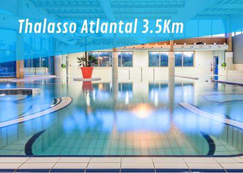 une piscine avec les mots Chicago Atlanta External dans l'établissement Atlantide Angloye, à Anglet