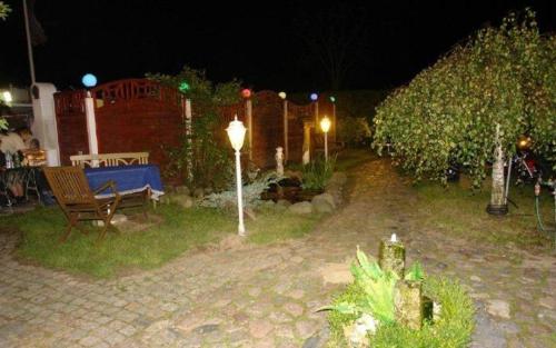 einen Tisch und eine Bank in einem Garten in der Nacht in der Unterkunft Ferienwohnung Bruchalla in Parchtitz