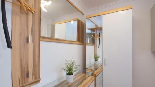 a bathroom with wooden cabinets and a window at Ferienwohnung-Bruchalla in Parchtitz