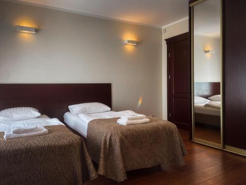 Postel nebo postele na pokoji v ubytování Akme APARTMENTS & ROOMS & FREE PARKING