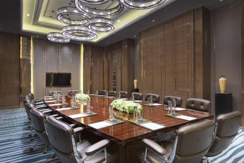 a large conference room with a long table and chairs at Wanda Vista Nanning in Nanning