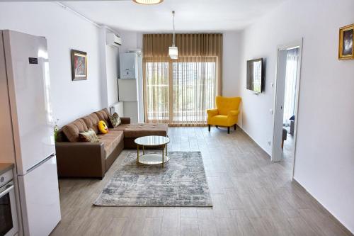 a living room with a couch and a table at Casa Del Mar 2 Mamaia Nord in Mamaia