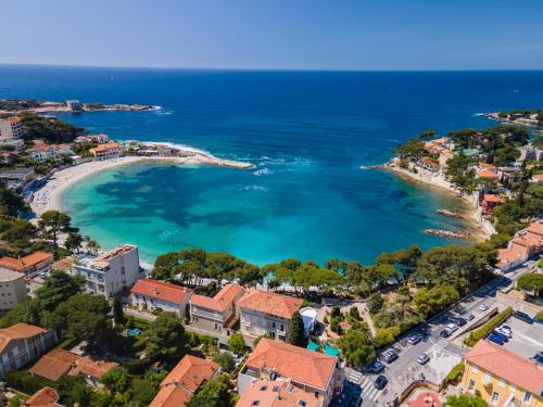 een luchtzicht op een strand en de oceaan bij Hôtel Provençal in Bandol