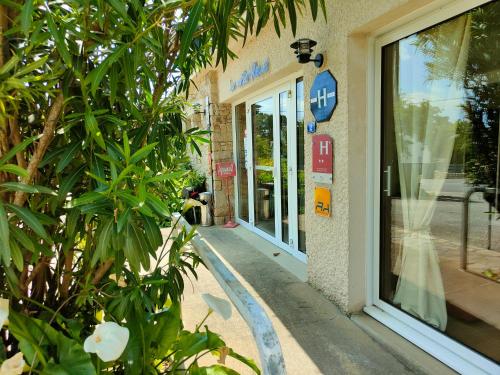 an entrance to a building with a glass door at Hôtel Restaurant La Voile Bleue in Erdeven
