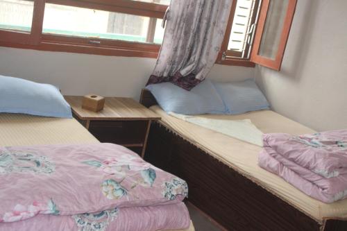 Postel nebo postele na pokoji v ubytování Universal Hotel & Lodge - Gorkha