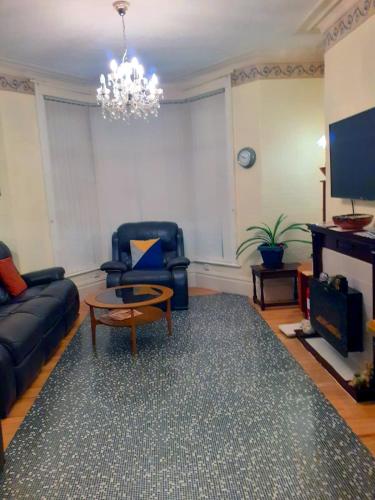 Lynwood Hotel & Spa في بلاكبول: غرفة معيشة مع أريكة وطاولة