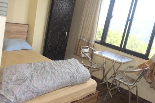 Postel nebo postele na pokoji v ubytování Universal Hotel & Lodge - Gorkha
