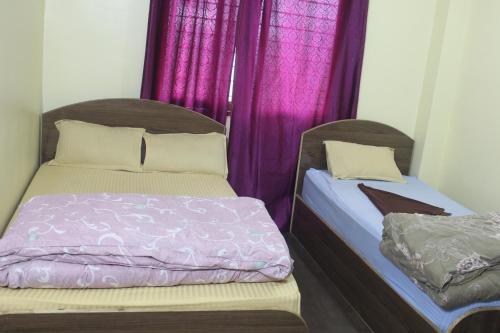 Postel nebo postele na pokoji v ubytování Universal Hotel & Lodge - Gorkha