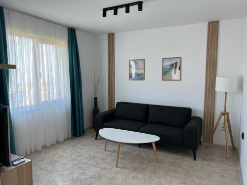 un soggiorno con un divano e un tavolo di Skyline apartment a Sinemorets