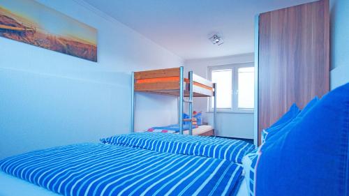 ParchtitzにあるFerienhaus-Bruchallaのベッドルーム1室(ベッド1台、二段ベッド1組付)