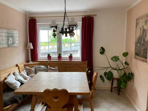 een woonkamer met een tafel en een bank bij Haus Vaquero - Rancho el Rosal in Bad Mergentheim