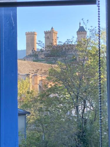 uma vista a partir de uma janela de um edifício com torres em Studio Le Flore - Petit déjeuner inclus 1ère nuit - AUX 4 LOGIS em Foix