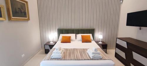 ein Schlafzimmer mit einem Bett mit Handtüchern darauf in der Unterkunft Astrea in Neapel