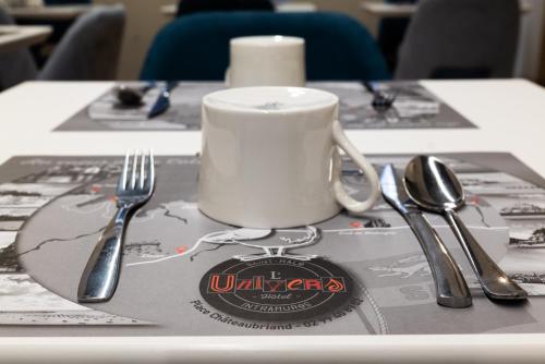 Un restaurante o sitio para comer en Hotel De L'univers