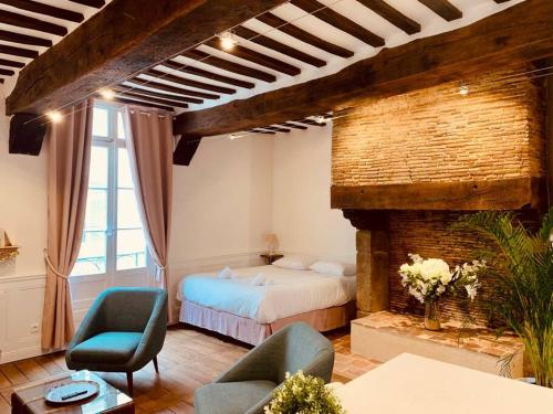 une chambre avec un lit et une cheminée dans l'établissement Le Pandora, Charmant Studio - Hypercentre, à Rennes