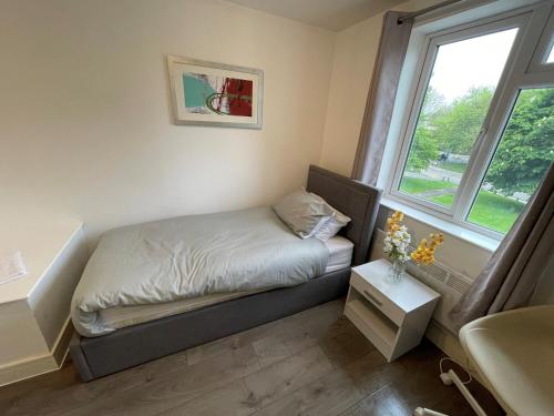 Cama pequeña en habitación con ventana en Letzi Private En-Suite Near Wembley en Londres