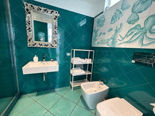 アマルフィにあるTENUTA CAVALIERE Breathtaking viewの青いバスルーム(洗面台、トイレ付)