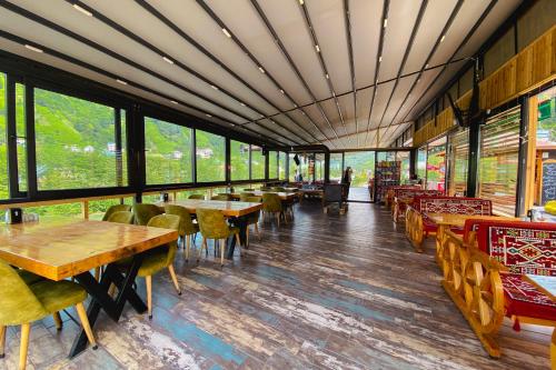 מסעדה או מקום אחר לאכול בו ב-Kackarsan Vip wooden Suites