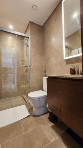 ein Bad mit einem WC, einer Dusche und einem Waschbecken in der Unterkunft STAY BY LATINEM Luxury 1BR Holiday Home CVR B2601 near Burj Khalifa in Dubai