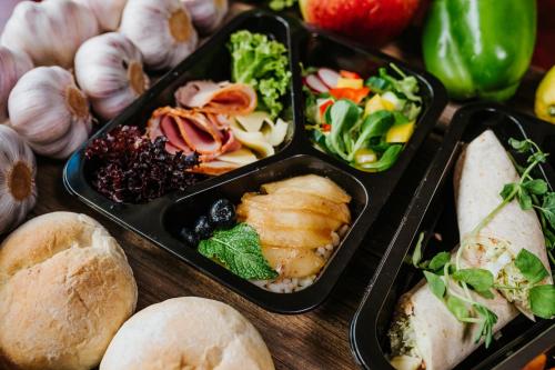 vier schalen met eten op een tafel, met brood en groenten. bij Happy Stay OldNova Deluxe Apartment 366 in Gdańsk