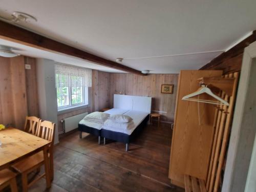 a room with a bed and a table in a room at Vandrarhemmet Färgaren in Eksjö