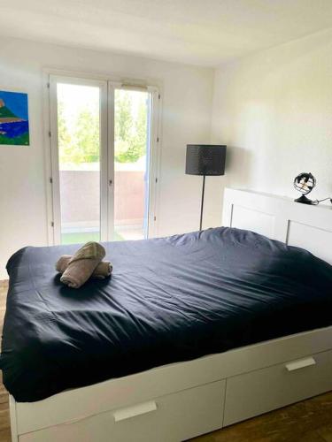 une chambre avec un lit avec un animal en peluche dessus dans l'établissement T2 proche de la plage avec stationnement, à Mandelieu-la-Napoule