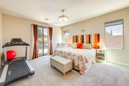 een slaapkamer met een bed en een loopband bij San Tan Valley Vacation Rental with Community Perks! in Magma