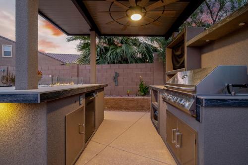 cocina al aire libre con fogones en San Tan Valley Vacation Rental with Community Perks!, en Magma