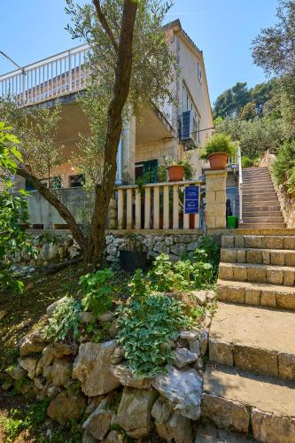 Το κτήριο όπου στεγάζεται  το διαμέρισμα