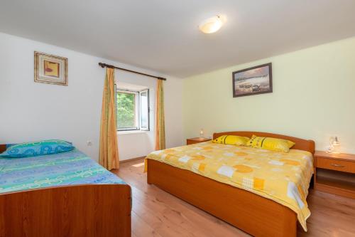 Katil atau katil-katil dalam bilik di Holiday house LENU with Pool and amazing sea view