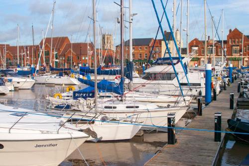 a bunch of boats docked in a harbor at HU-Thirteen Loft Duplex Studio- Sleeps 2 in Hull