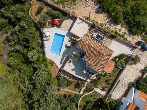 Bazén v ubytování Villa VALERIE with pool and sea view nebo v jeho okolí