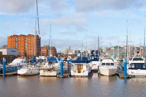 a bunch of boats are docked in a harbor at HU-Thirteen Loft Duplex Studio- Sleeps 2 in Hull