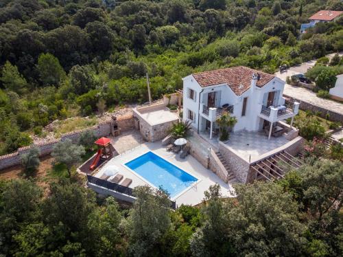 Bazén v ubytování Villa VALERIE with pool and sea view nebo v jeho okolí