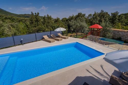 Bazén v ubytování Villa VALERIE with pool and sea view nebo v jeho okolí