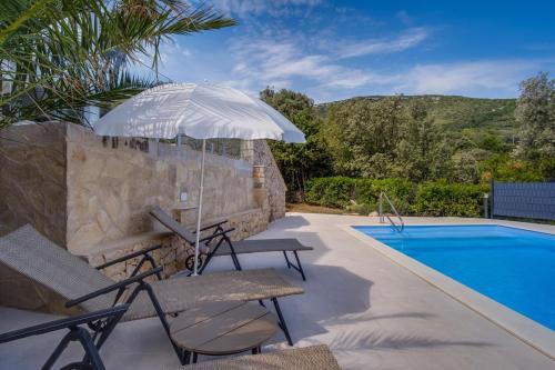 Bazén v ubytování Villa VALERIE with pool and sea view nebo v jeho okolí