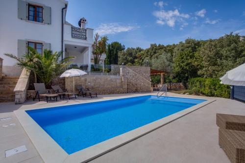 Bazén v ubytování Villa VALERIE with pool and sea view nebo v jeho okolí